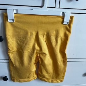 Body shaping gym bike short with booty lift